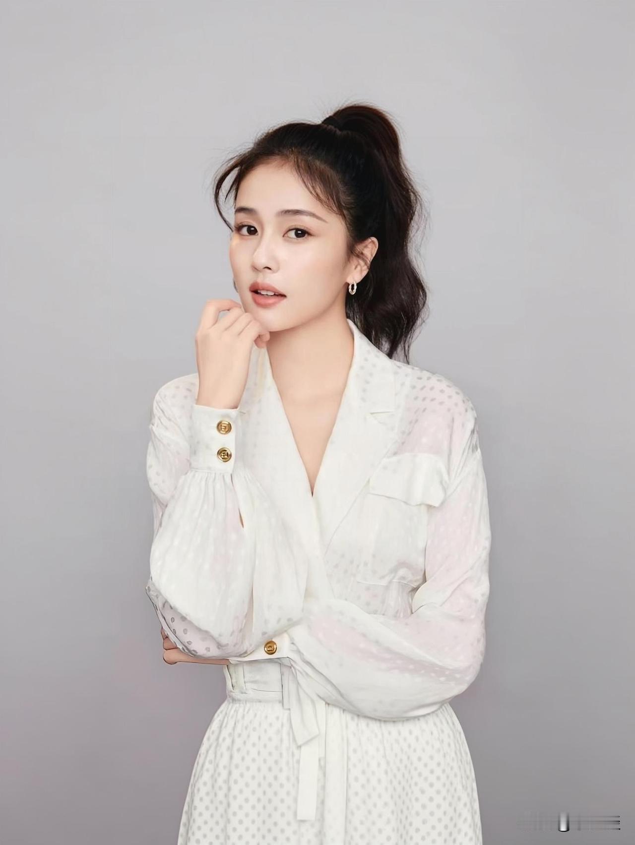 白鹿很不对劲，
大家发现没，
自从和张凌赫闹绯闻辟谣后，她就再也没谈过恋爱，一年