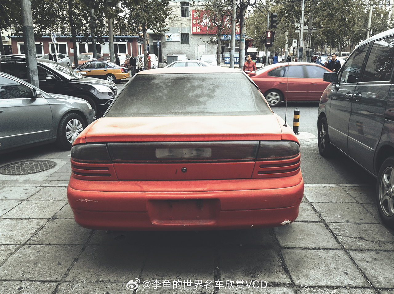 被遗弃在路边的道奇Intrepid无畏，差不多十年前在朝阳区十里堡附近拍的，应该