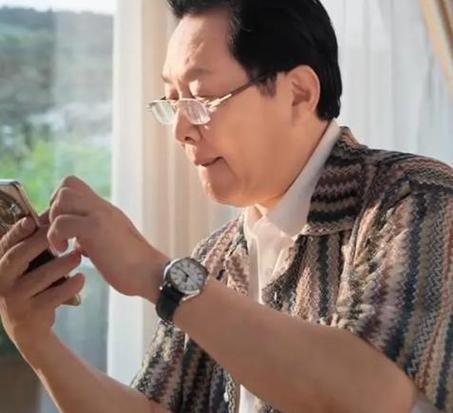 在《王牌对王牌9》发布会上，73岁的唐国强综艺感拉满。他拿出印有自己形象的“吧唧