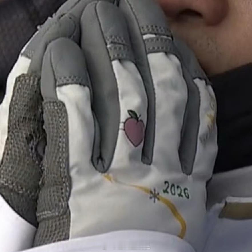 王心迪手套无名指有颗桃子徐梦桃现场见证王心迪夺冠徐梦桃拥抱王心迪 绝了，金牌神仙