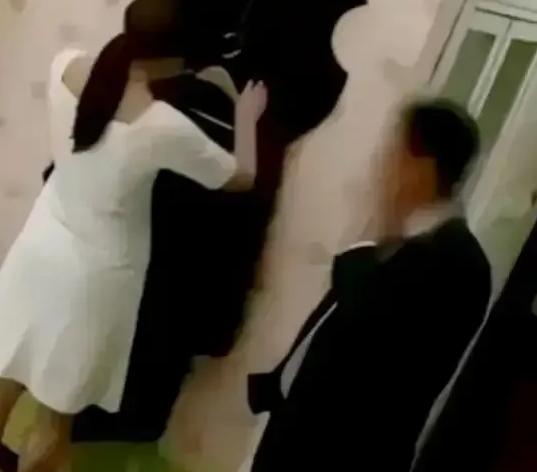 山东烟台，一男子将一女子约到家中，没想到家中还有三位男子。其中有两位男子对女子进