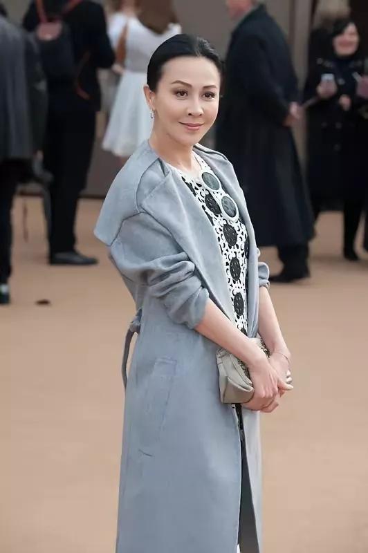 这两口子真神奇[握手]
刘嘉玲快60岁了，没要孩子，独自住在上海。
梁朝伟呢，在