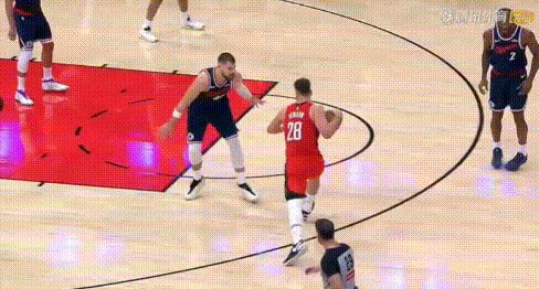 申京连进关键球，竟敢无视杜兰特了！
2:20秒（图2）：申京顶弧接球，让接应的杜