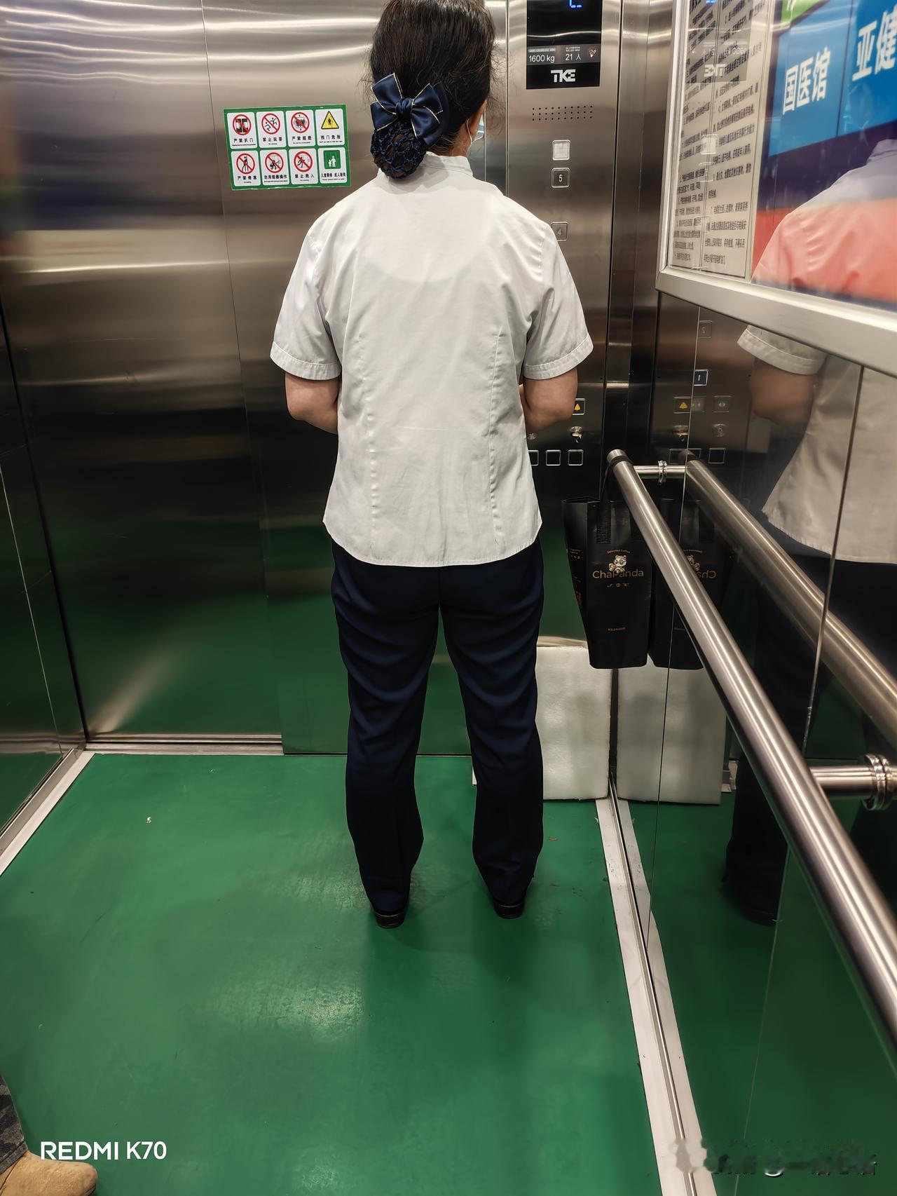 底层人不容易啊！
医院电梯工，在狭小的空间里，一站一天。
天气闷热，在停梯的间歇