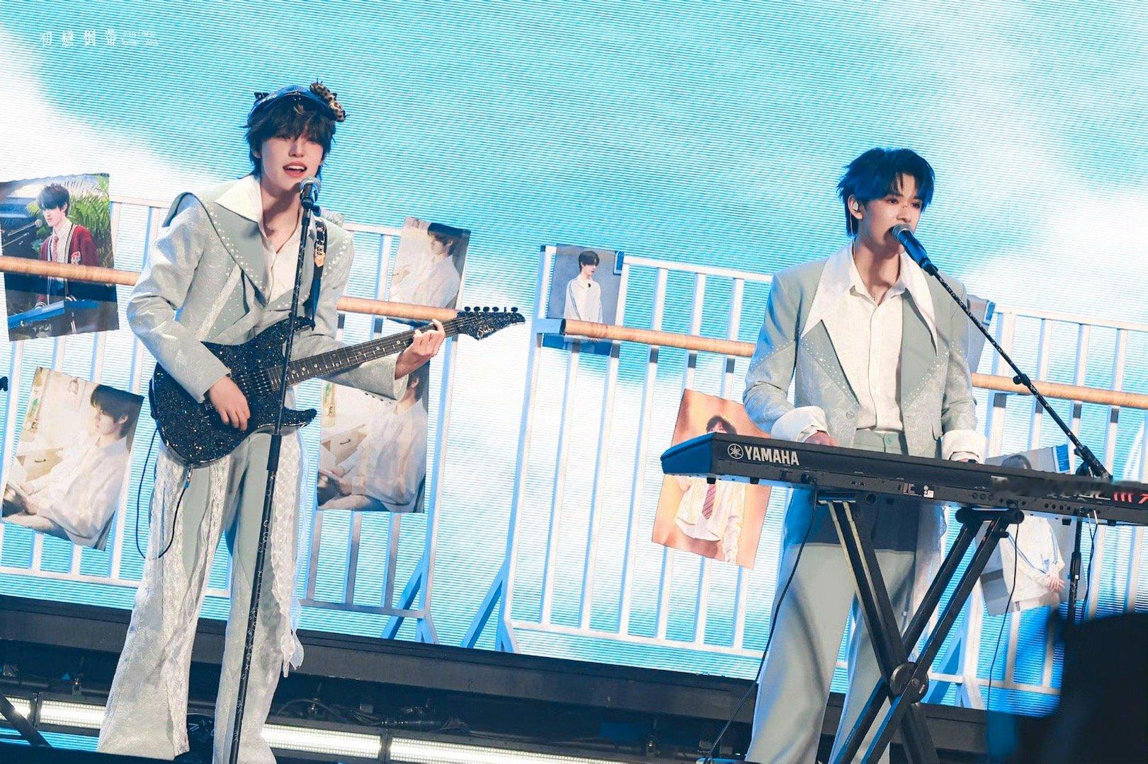 张极帮张泽禹捡外套无需千言万语，一个捡外套的小动作足矣！张极帮张泽禹捡起外套的瞬