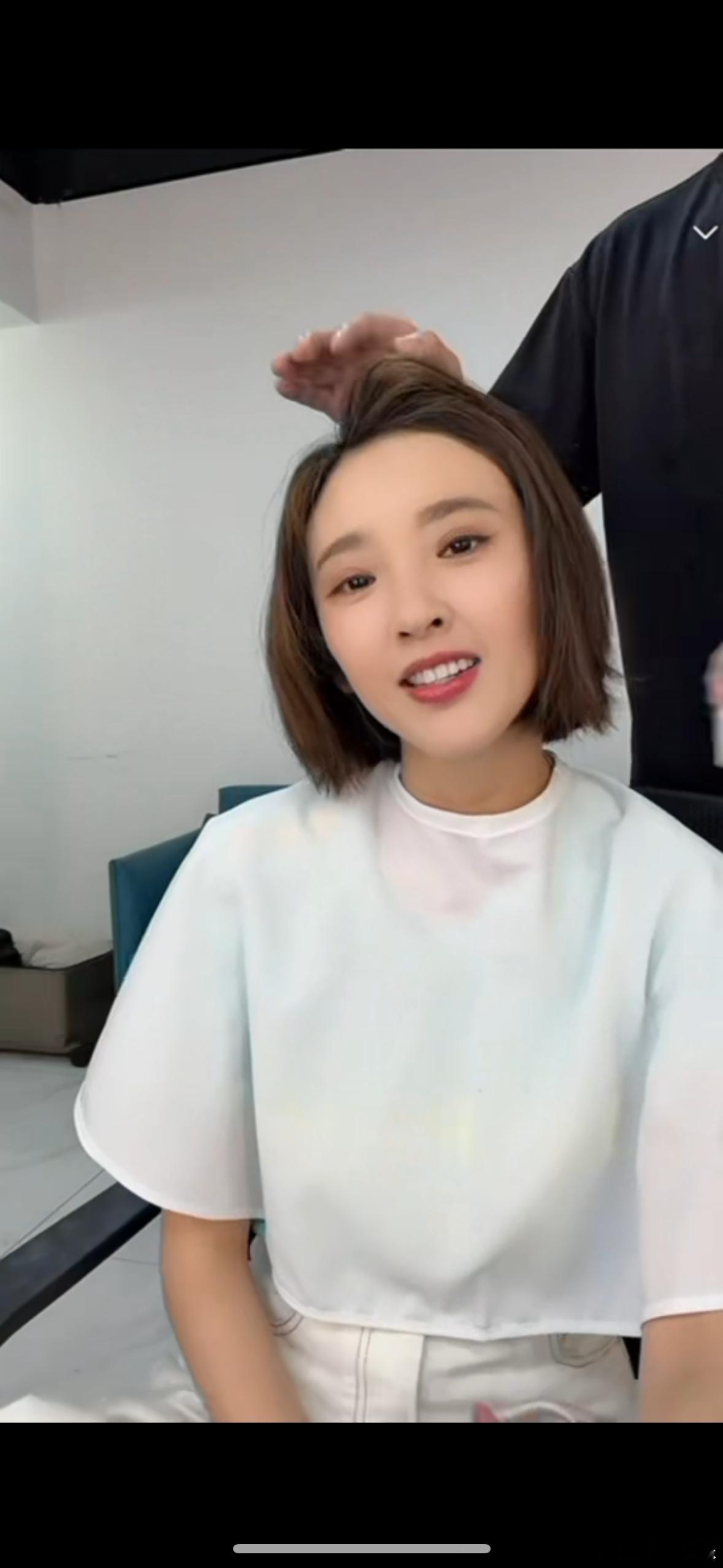 唐艺昕满眼都是对自己清唱的欣赏唐艺昕直播清唱也太有意思了，一首首复盘之前唱过的歌