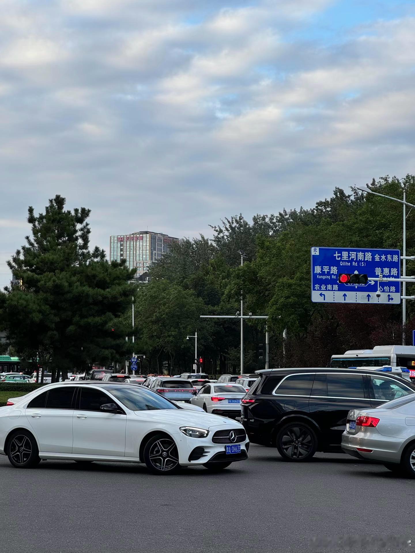 我发现多数司机不懂闯绿灯这个概念刚才骑车经过这个路口，因为我右转，所以溜缝儿就过