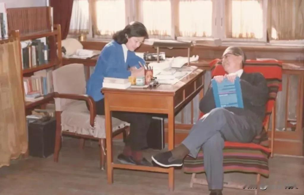 1974年，年轻的章含之在学习、乔冠华在沙发上读书读困休息的合影，温暖又温馨。乔