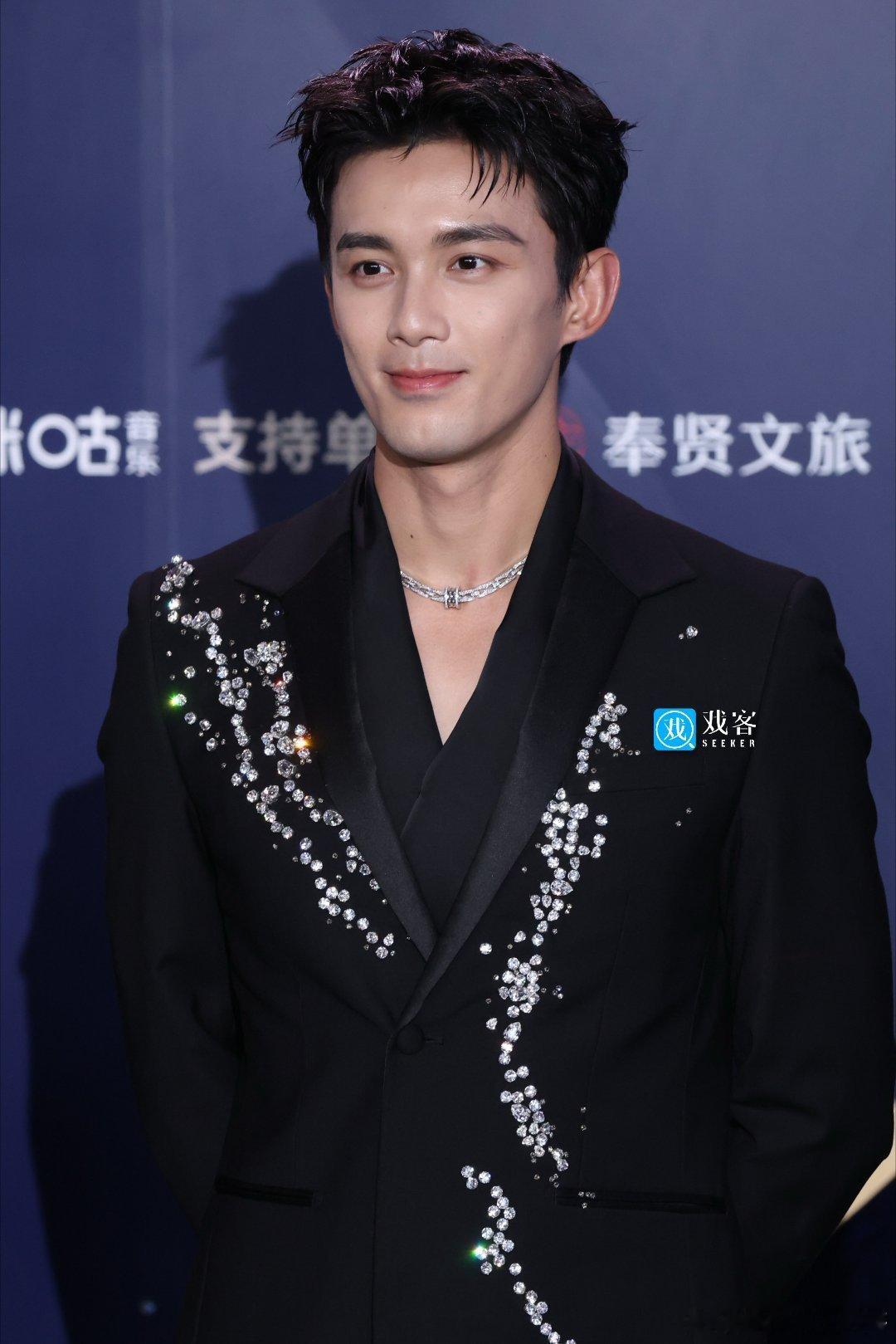 吴磊自行车梦男吴磊忙得脚底搓出火星子了点进去我都要多看两眼的程度！ 