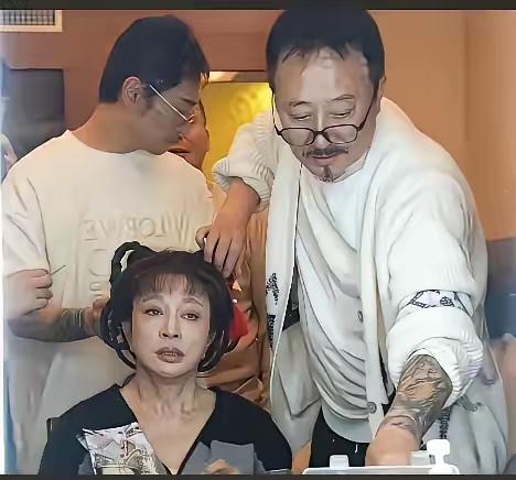 也是难为化妆师了！
毛戈平给75岁刘晓庆化少女妆
堪称化妆界“时光魔术”。
 
