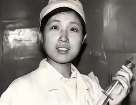 1999年，黑龙江19岁护士捡回个10岁男孩，为养他12年不谈恋爱不结婚。男孩生