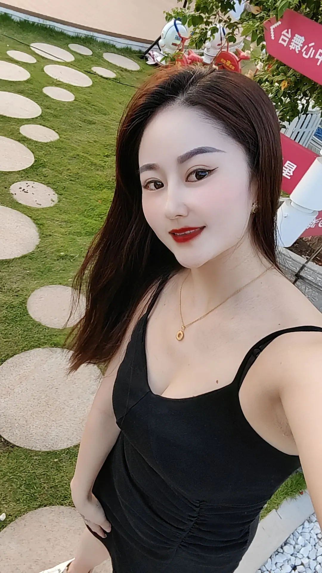 爱你的人用钱砸你，生怕你跑了，不爱你的人拿饼哄你，生怕花到你身上的钱打...