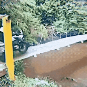 这种独木桥必须一溜烟骑过去#跌跌撞撞掉沟里# #这才像个路呢# #这条路走错了#