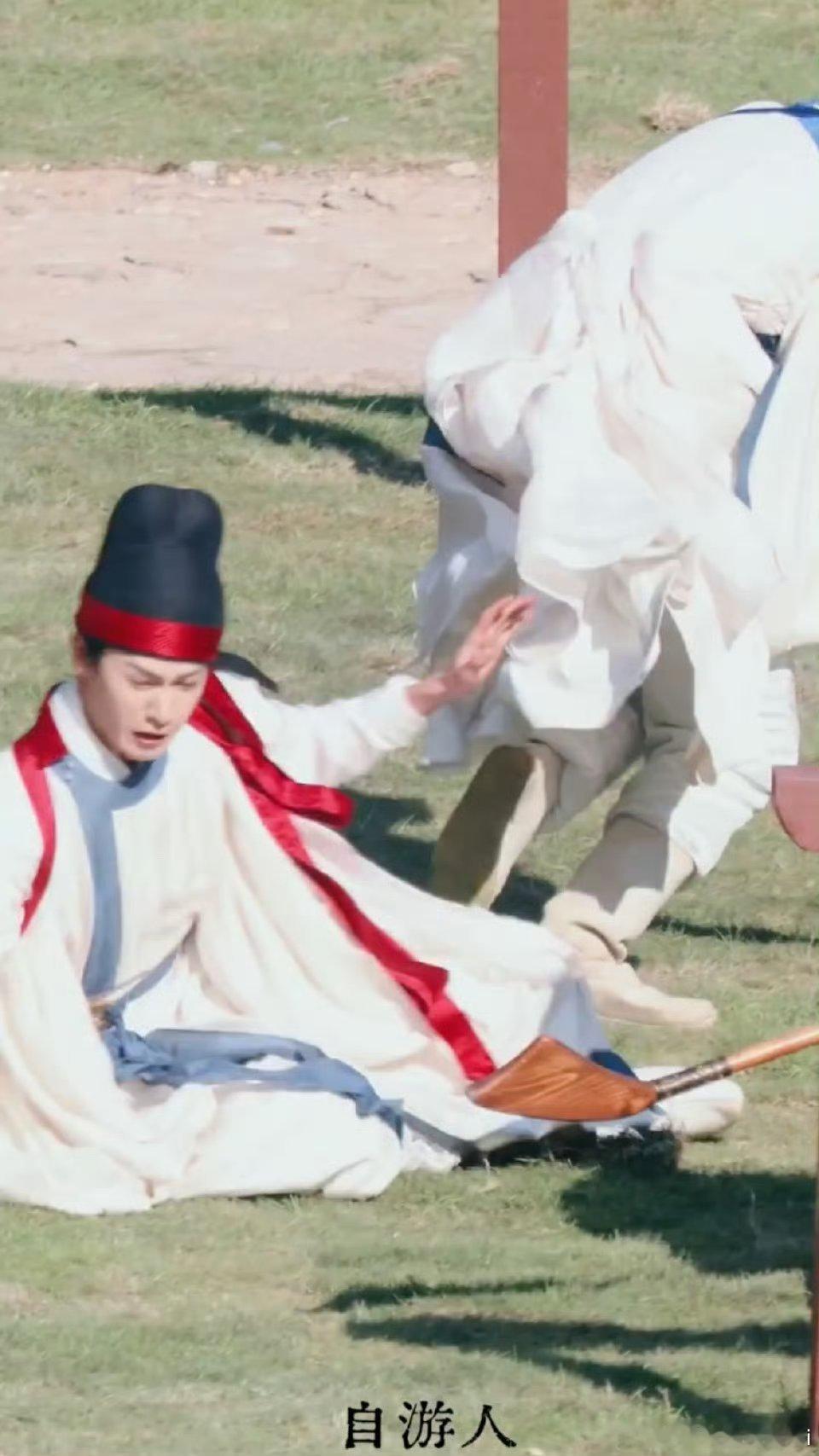 李昀锐《尚公主》打球路透，言尚直接被一屁股顶摔了，小林这波属于运动小子装菜鸡全靠