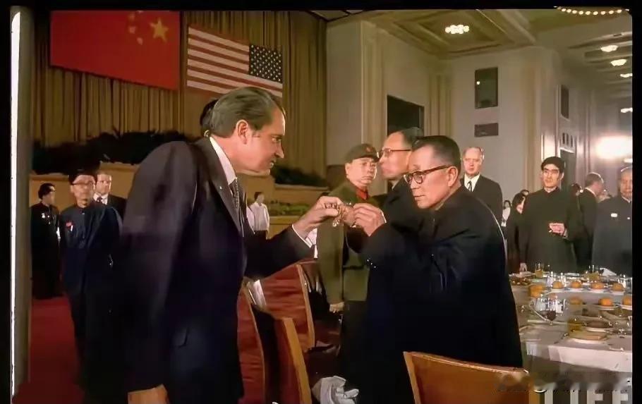 1972年，这是杜聿明后半生的高光时刻。
尼克松访华，作为代表之一，杜聿明被邀请