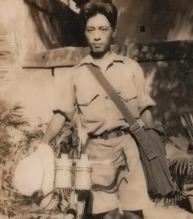 1933年，希特勒会见骑自行车环游世界的中国青年潘德明。看完他的册子后，希特勒沉