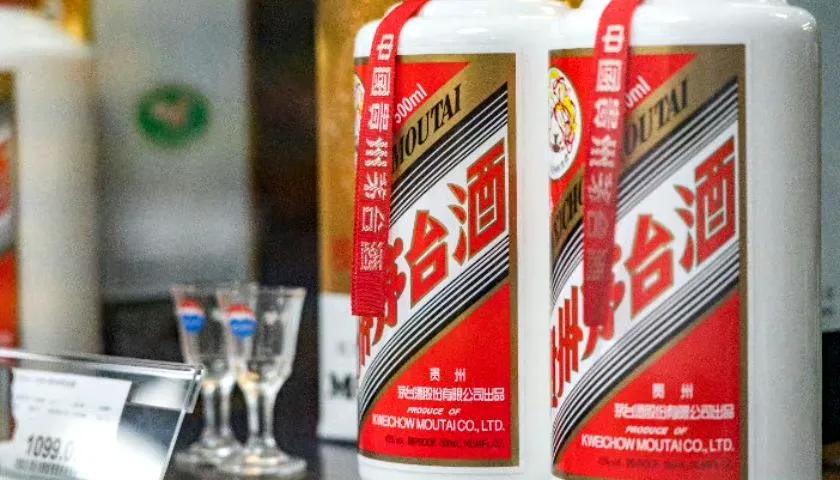 亏了还是赚了？茅台用8顿酒仅换回2000万。数据显示，茅台与瑞幸、德芙联名，其向