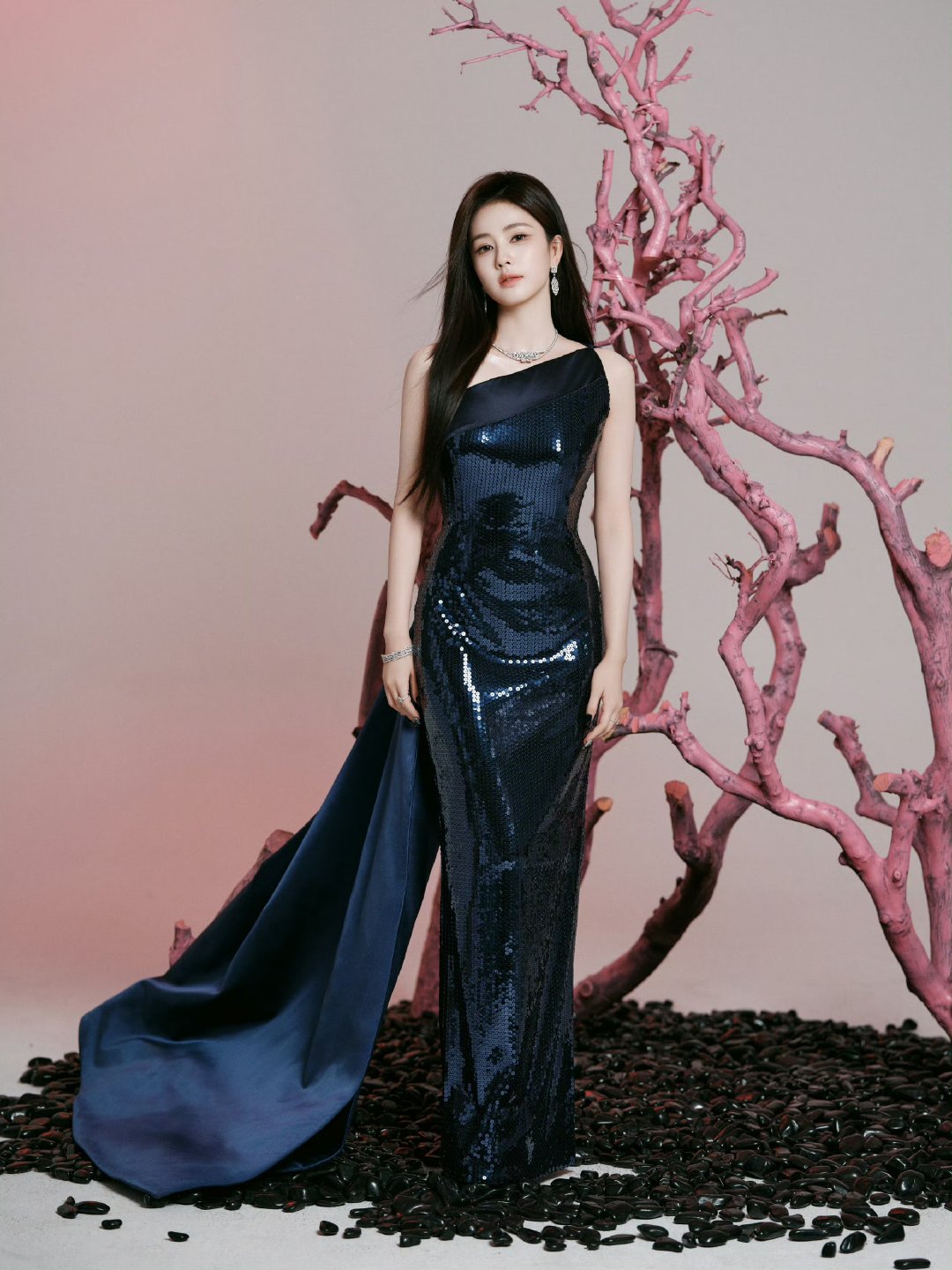 白鹿蓝色单肩礼裙白鹿黑长直蓝色亮片裙造型  鹿鹿蓝色亮片群造型好美😍，爱了爱了
