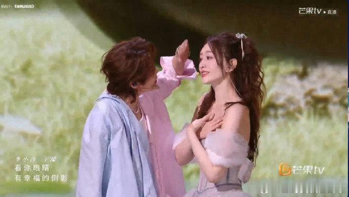 王濛遮住了李小冉的眼乘风2026濛主手一伸，小冉姐姐眼里全是温柔，好治愈～ 