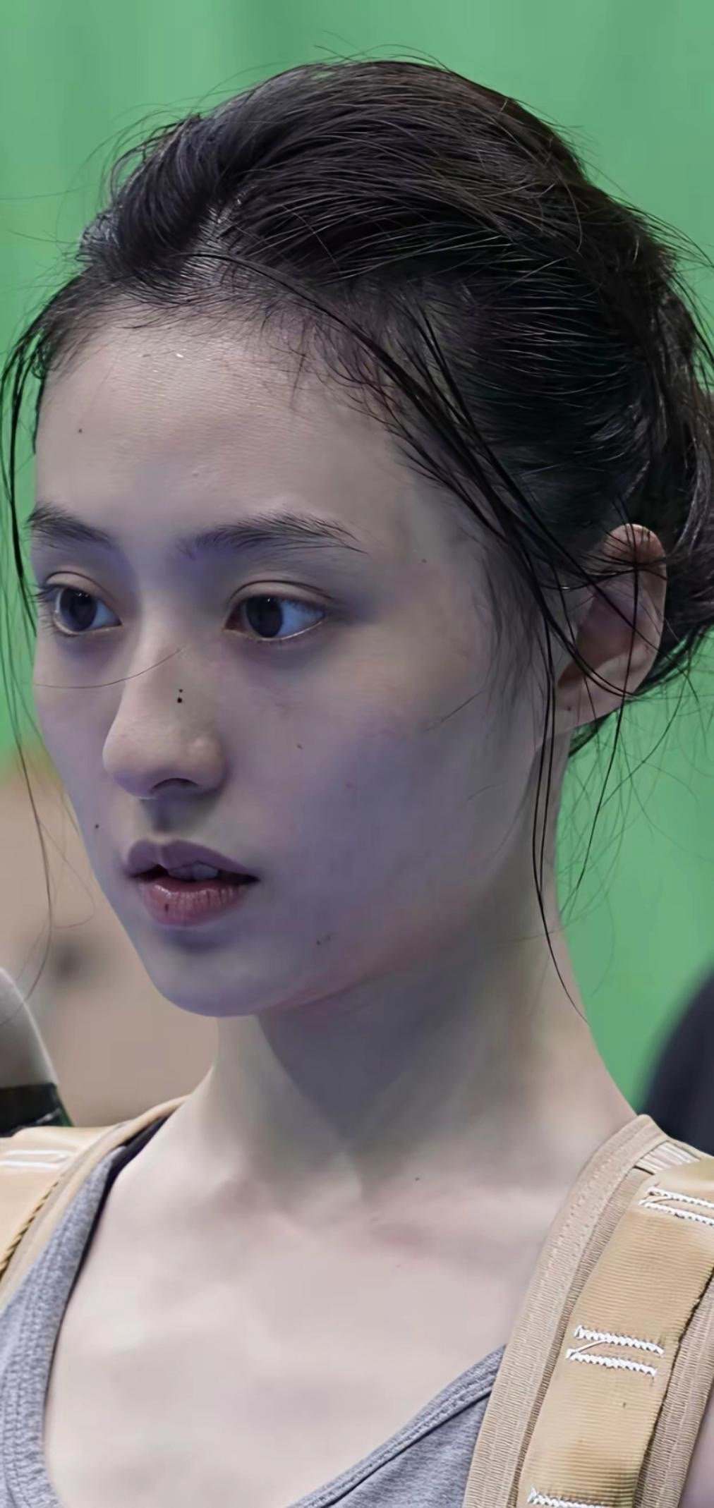 胡连馨素颜也太能打了！皮肤清透干净，五官原生感拉满，素颜比化妆还耐看 