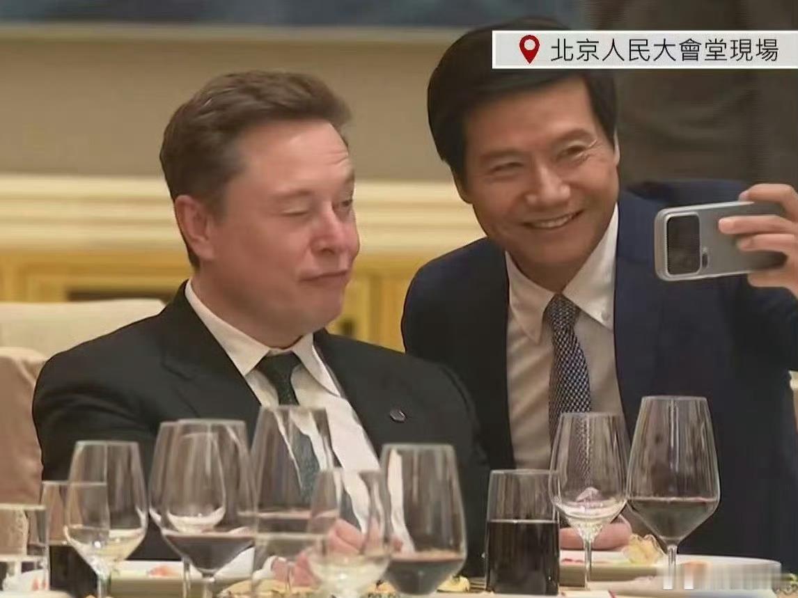 两张合影分别是2026和2013。雷总也是中国首批特斯拉Model S车主～ 雷