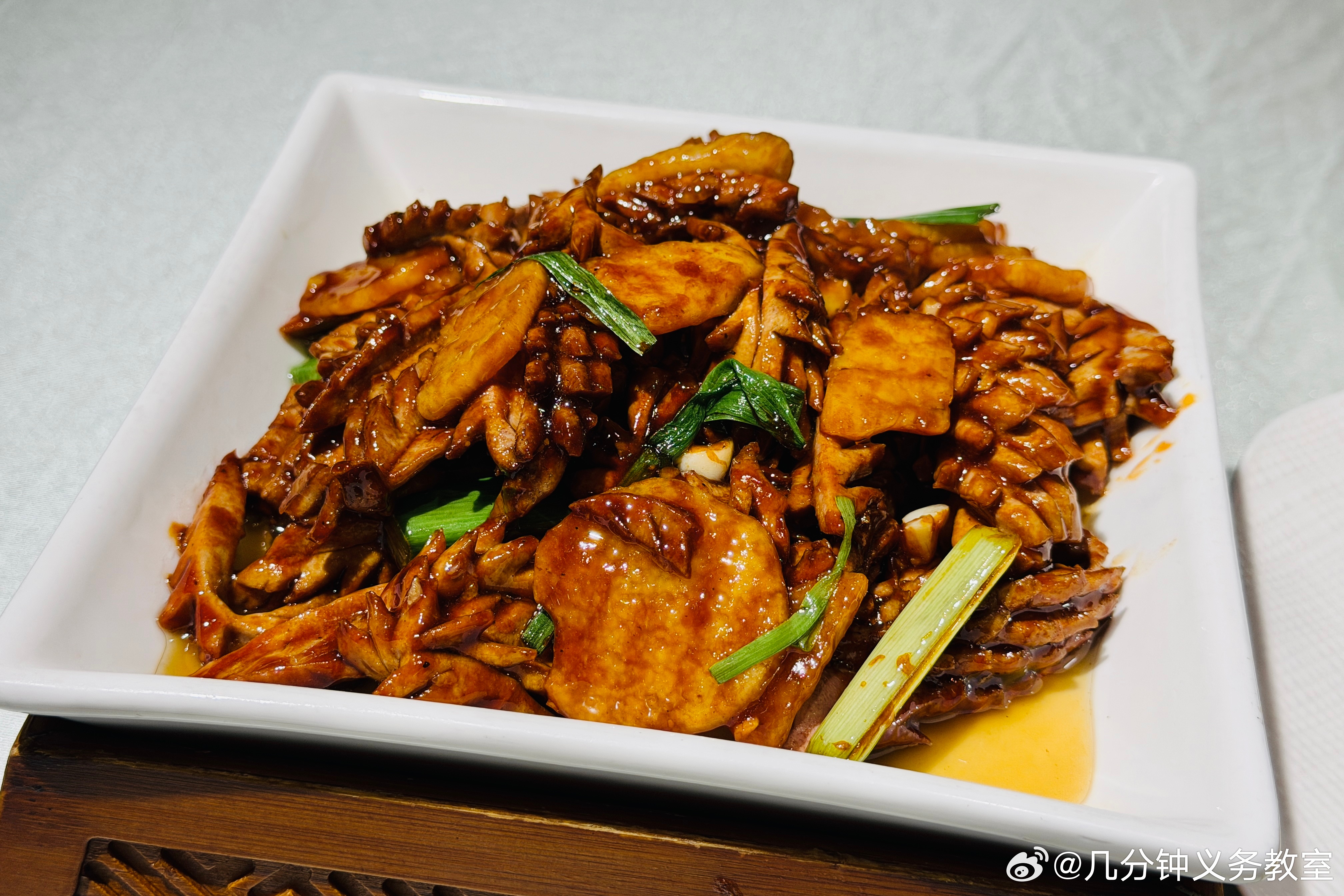 到济南了，我在江西的时候就下雨，开到济南了，还在下，先来顿济南菜，晚点转转趵突泉