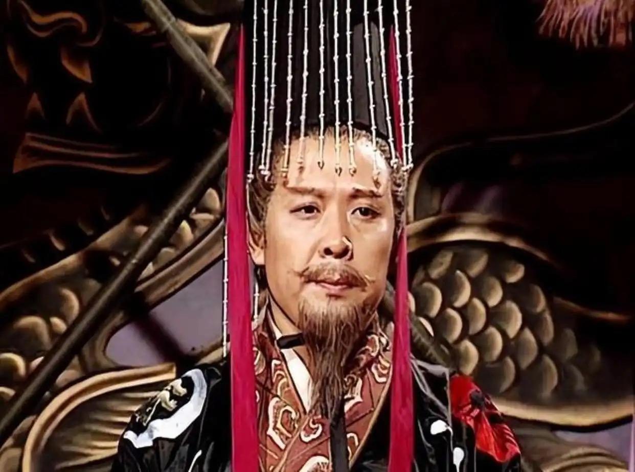 刘备是顶级的“情绪价值”提供者。他通过示弱与共情，将权力关系重构为兄弟盟约，把成