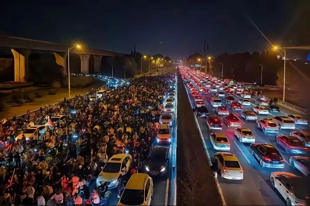 今夜，恐怕早已超越了十万之众，郑开大道已然实施了交通限行，机动车被温柔地挡在了门