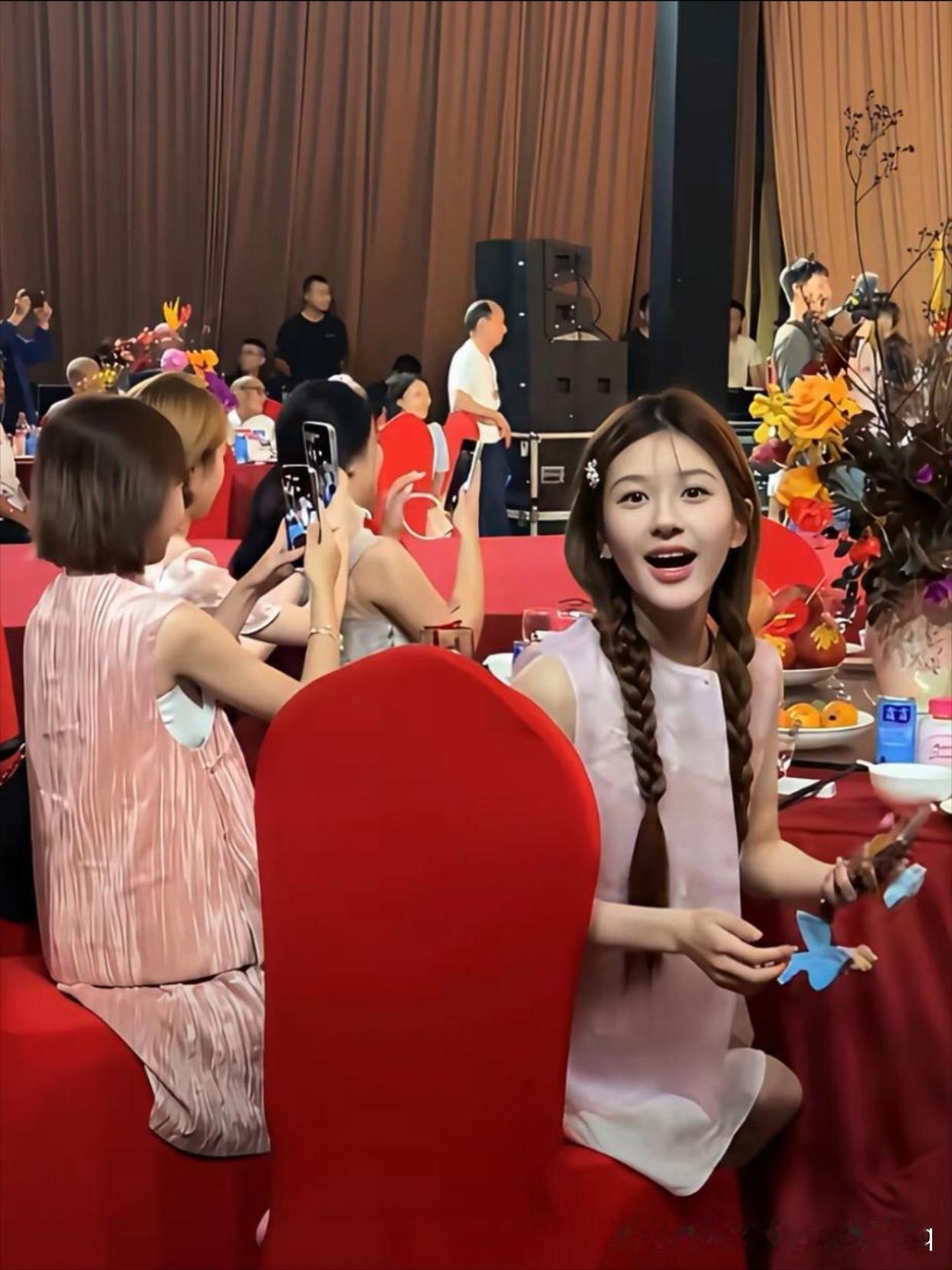 宴会上的赵露思。 