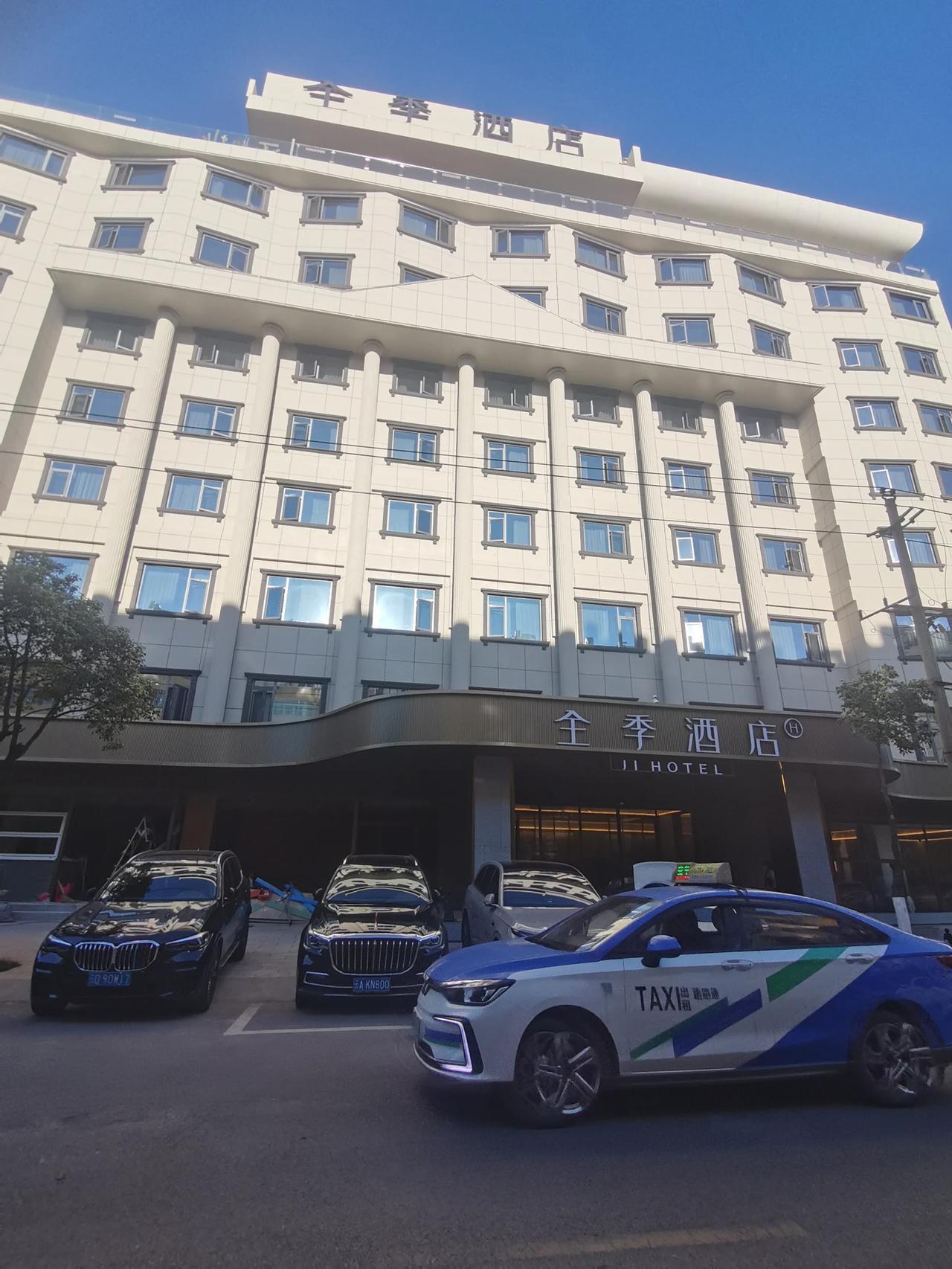 现在只有这种连锁的酒店还是在市场吃香的了，这个是今年年初关门的，以前叫临沧大酒店