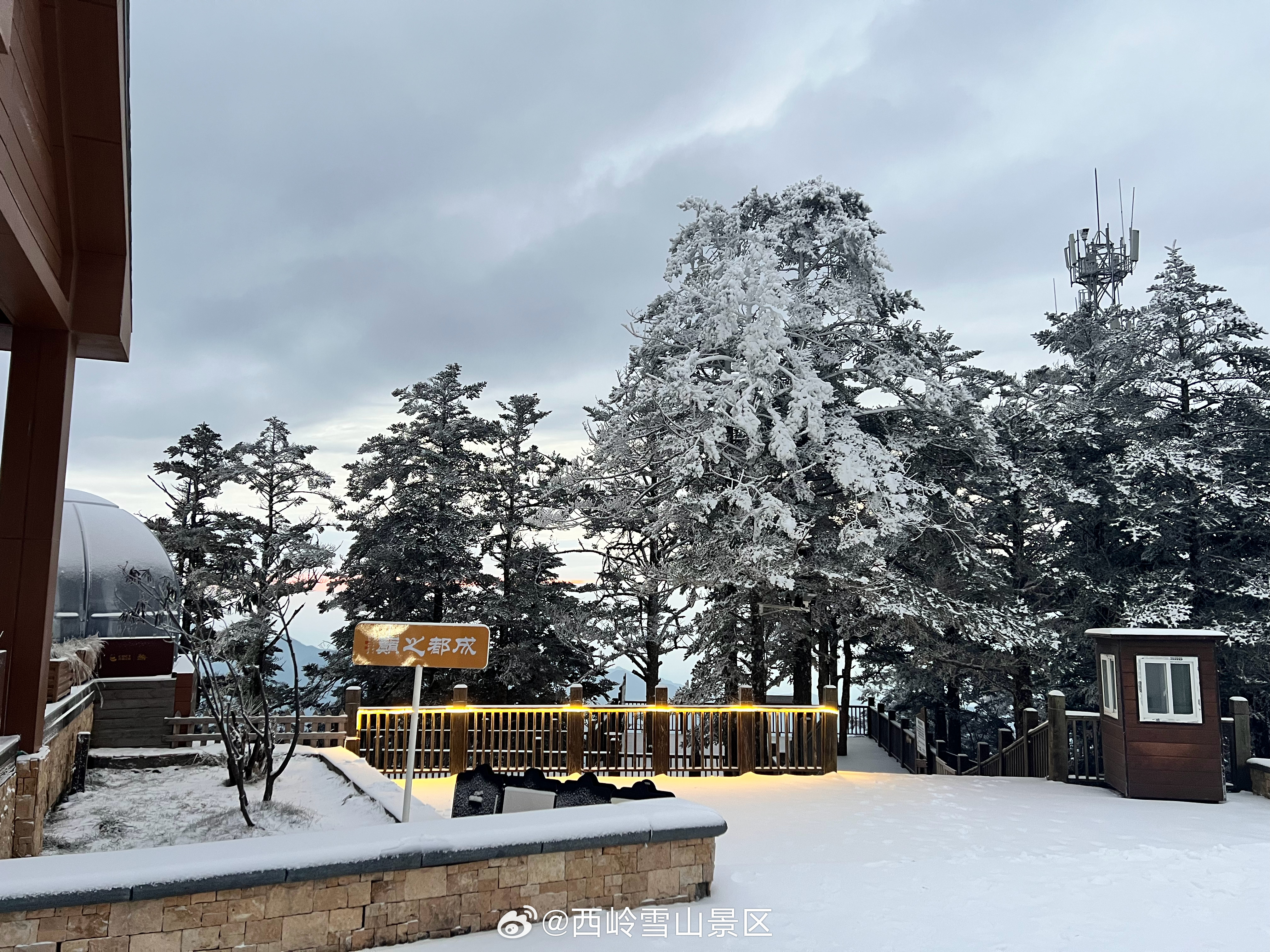 【西岭雪山日月坪｜捕捉天空的浪漫时刻】❄️你那里下雪了吗？我这里下雪了西岭雪山接