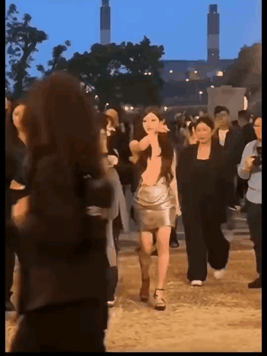 是造型师的问题，还是范思哲衣服太丑，还是赵露思身材不好，还是摄影师技术不好，怎么
