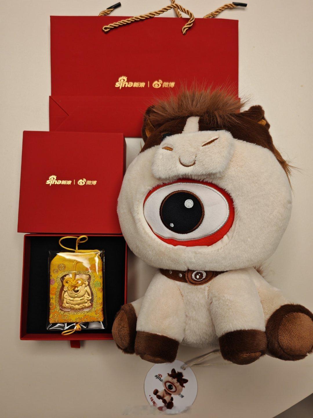 收到新浪微博新春祝福～公仔配金饰，666 