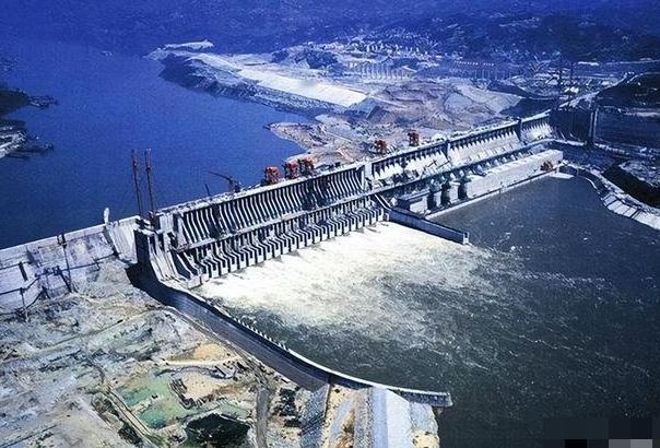 “三峡大坝算什么，巨型钻地弹足以炸烂！”面对美国政客的挑衅，一个中国小伙淡定地拿