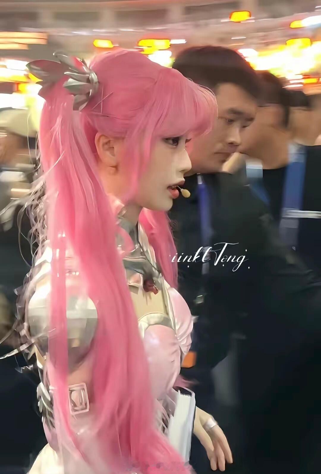 都说虞书欣的侧脸虐 这么一看不是挺可爱的吗