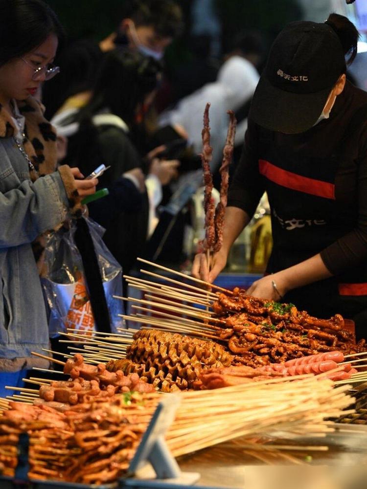 我在沈阳夜市摆了快8年烤冷面摊，前两年我还私底下吐槽过隔壁张姨轴。

儿子走了快