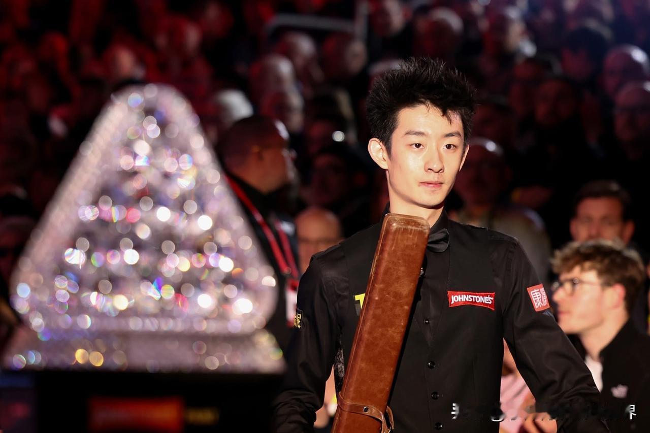 斯诺克大师赛第一天的比赛结果让所有球迷感到震惊。
首次亮相大师赛的吴宜泽打出全场