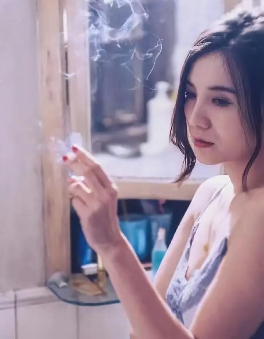 圈内都知道小宋佳烟瘾不小，东北大妞随性又飒爽，果然名不虚传。[震惊]
不管拍戏间