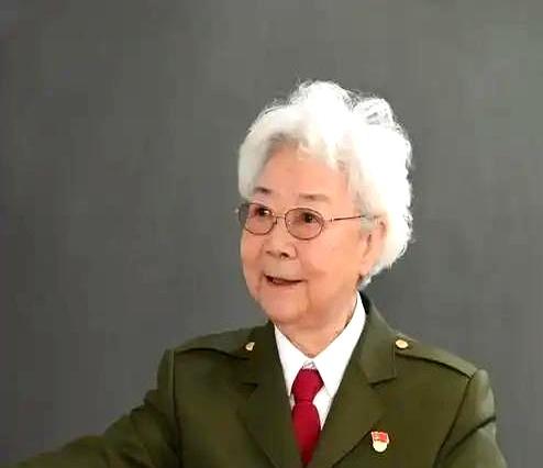 田华98岁了，手里明明有不算少的退休金和津贴，可她偏偏把日子卡得很紧：开销压到一