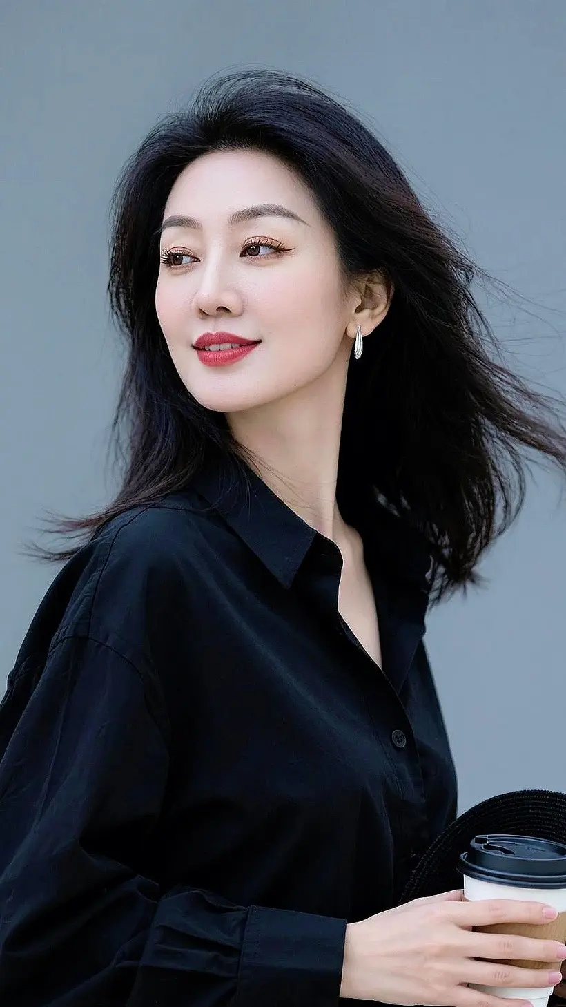 AI黑衫氛围感写真 ai创作 玩法达人伙伴计划广告分成