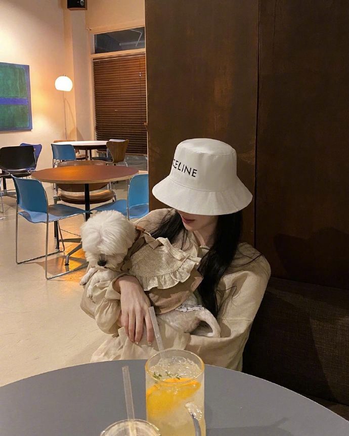 做个寻常女生三五好友一个恋人面目清秀听街知巷闻的歌看老少皆宜的剧买少量首饰穿舒适