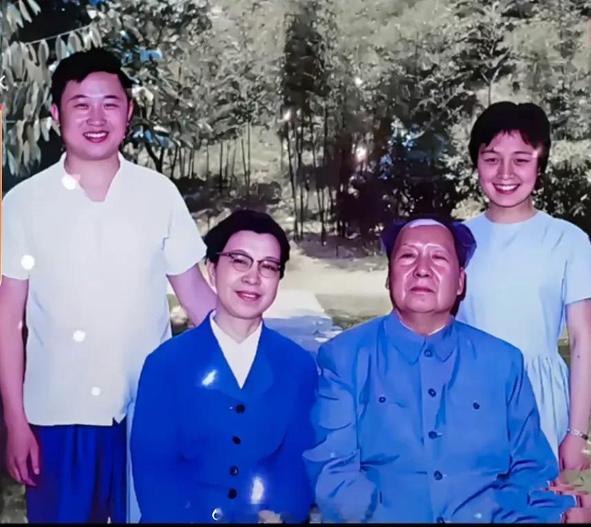 这张相片1964年所照，  能跟导师同框，满满的都是幸福！瞧三位笑的多开心… ​