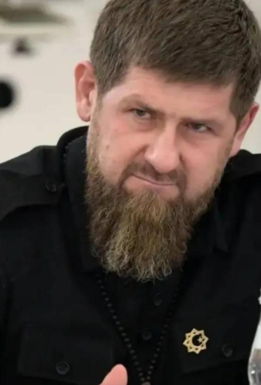 卡德罗夫突然给伊朗划了一条清楚的界线。

麻烦看官老爷们右上角点击一下“关注”，