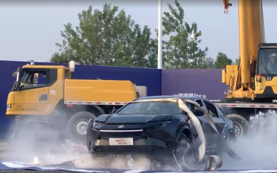 一汽丰田bZ5刚上市不久，就搞大事情，在中汽中心来了一次“⽔陆空”安全挑战，把“