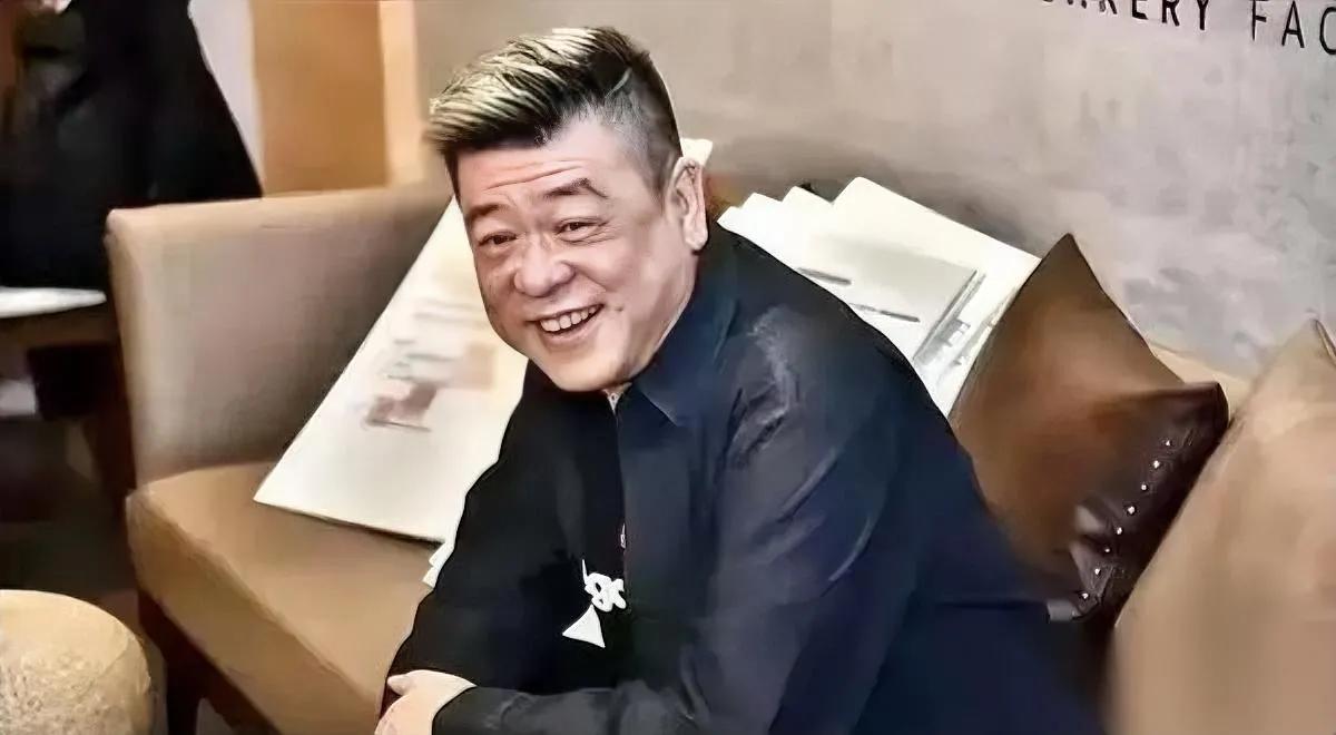孙德荣这老炮儿，越挖越有意思。

当年捧红半个台湾男团，却被说“比艺人还难搞”。