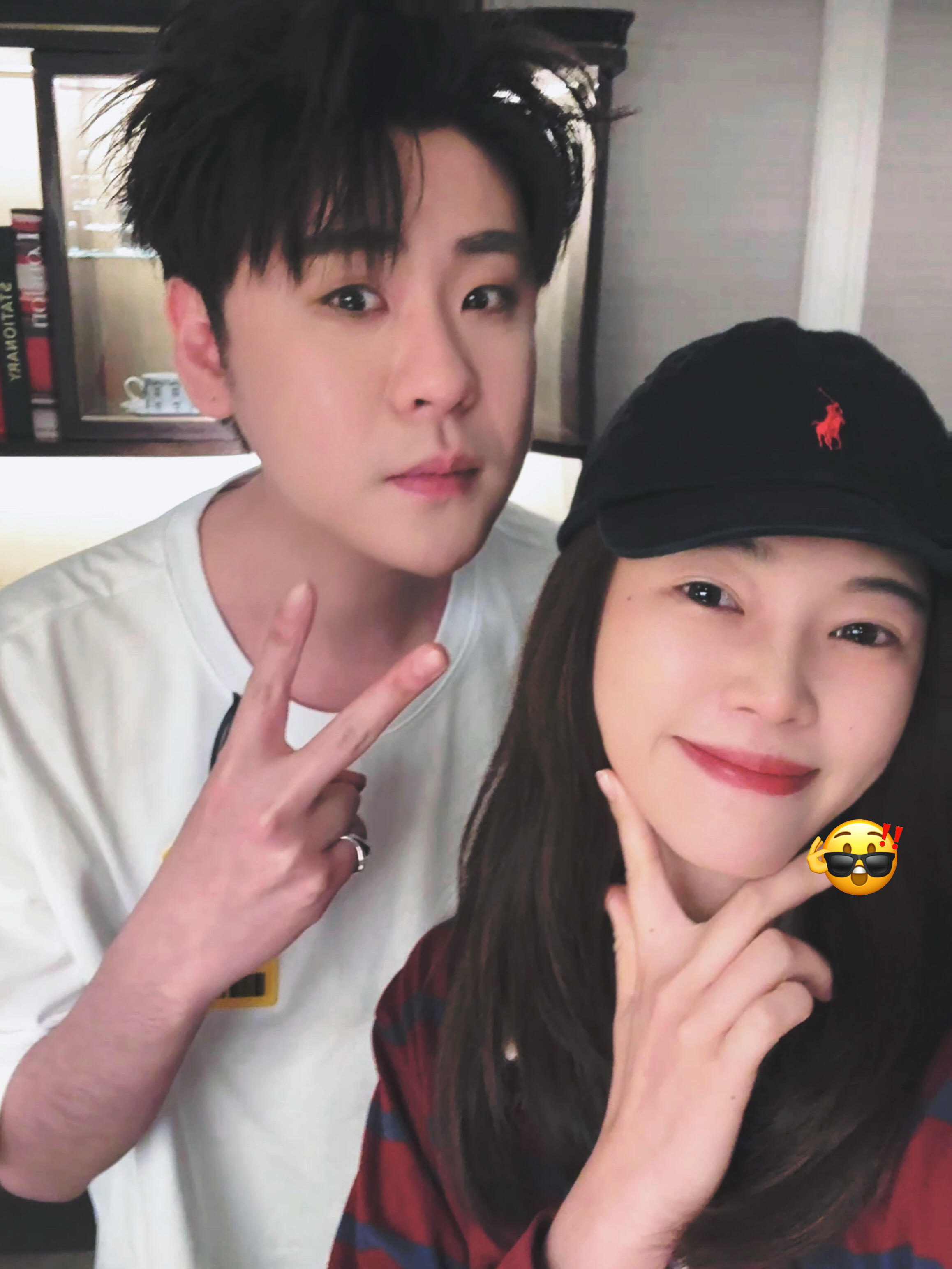 张云雷与工作人员合影。 