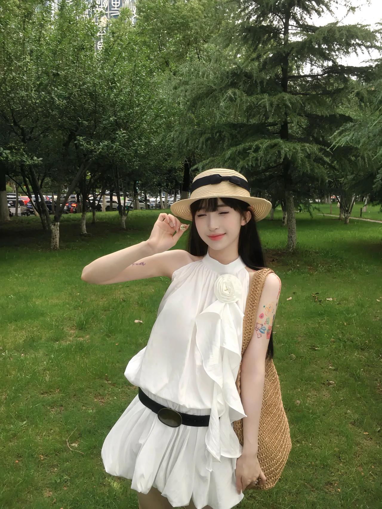 夏日清新穿搭草帽+白色连衣裙轻松自在的一天俏皮可爱度假白色连衣裙