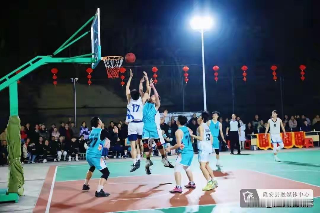 深夜爆燃！震东安置区这场篮球赛，数百人挤爆现场只为见证终极悬念

2月3日晚，隆