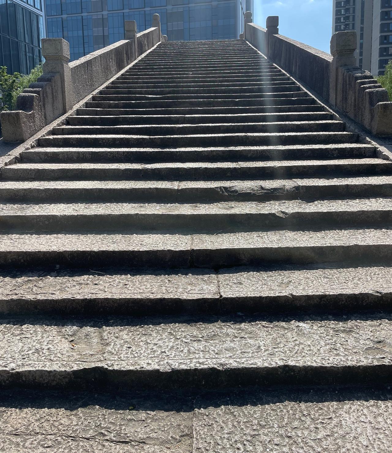 脱离群众？当下不少人悄悄这么干，这些人至少都是千万富翁，有足够资本过体面的生活。