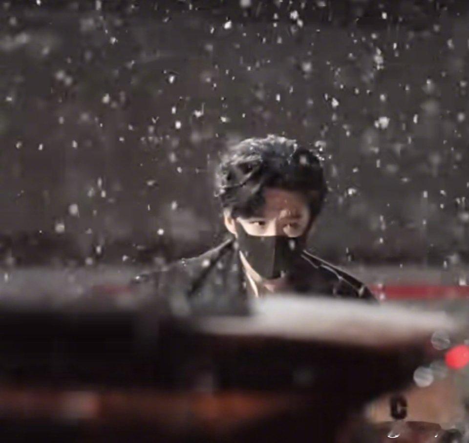 刘宇宁下雪神图刘宇宁鬼怪男主 刘宇宁下雪神图了！！！！刘宇宁